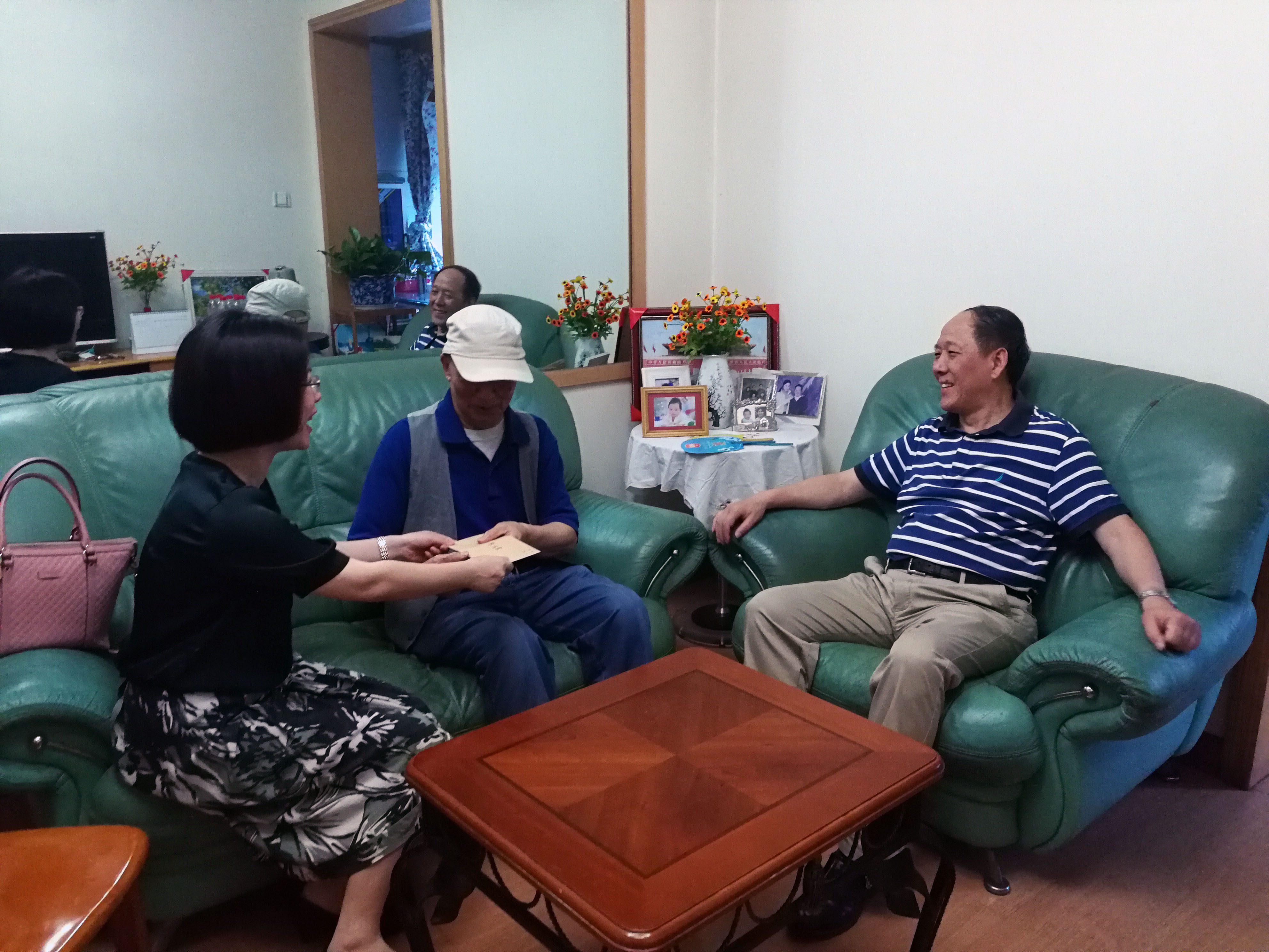 2.慰問(wèn)何義章.jpg 2.慰問(wèn)何義章.jpg