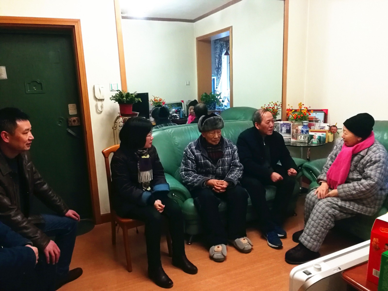 2.慰問(wèn)退休老領(lǐng)導(dǎo)何義章.jpg 2.慰問(wèn)退休老領(lǐng)導(dǎo)何義章.jpg